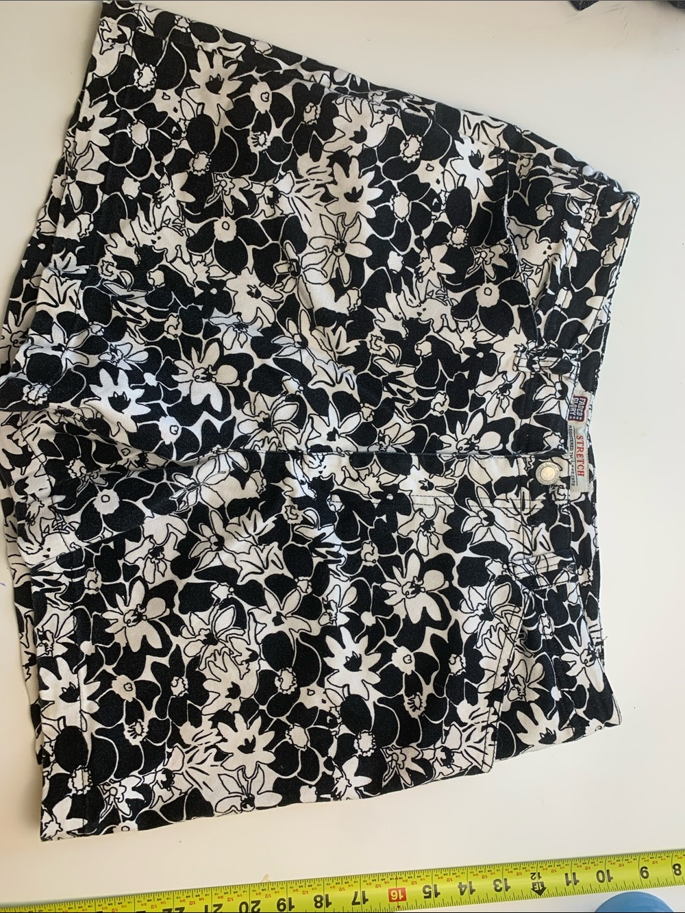 Faded Glory Black & White Floral High Rise Shorts,Stretch,Pockets, Soft Fabric